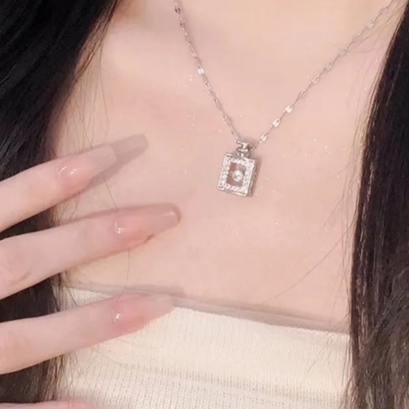 GORGEOUS GOLD PLATED PERFUME BOTTLE PENDANT NECKLACE - Picture 9 of 9